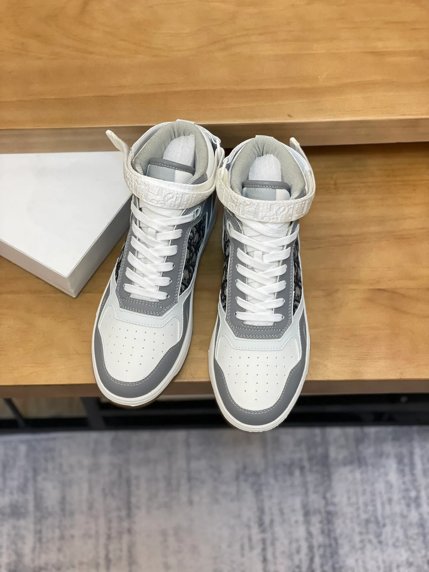 Men's shoes: 💰P460¥ Product trademark: Dior* "Dior*" high-top casual shoes Regular size: 38-44 (can be customized to 45.46) Product materials: Upper imported cowhide stitched with original fabric, breathable lining, original outsole. Number: 1006